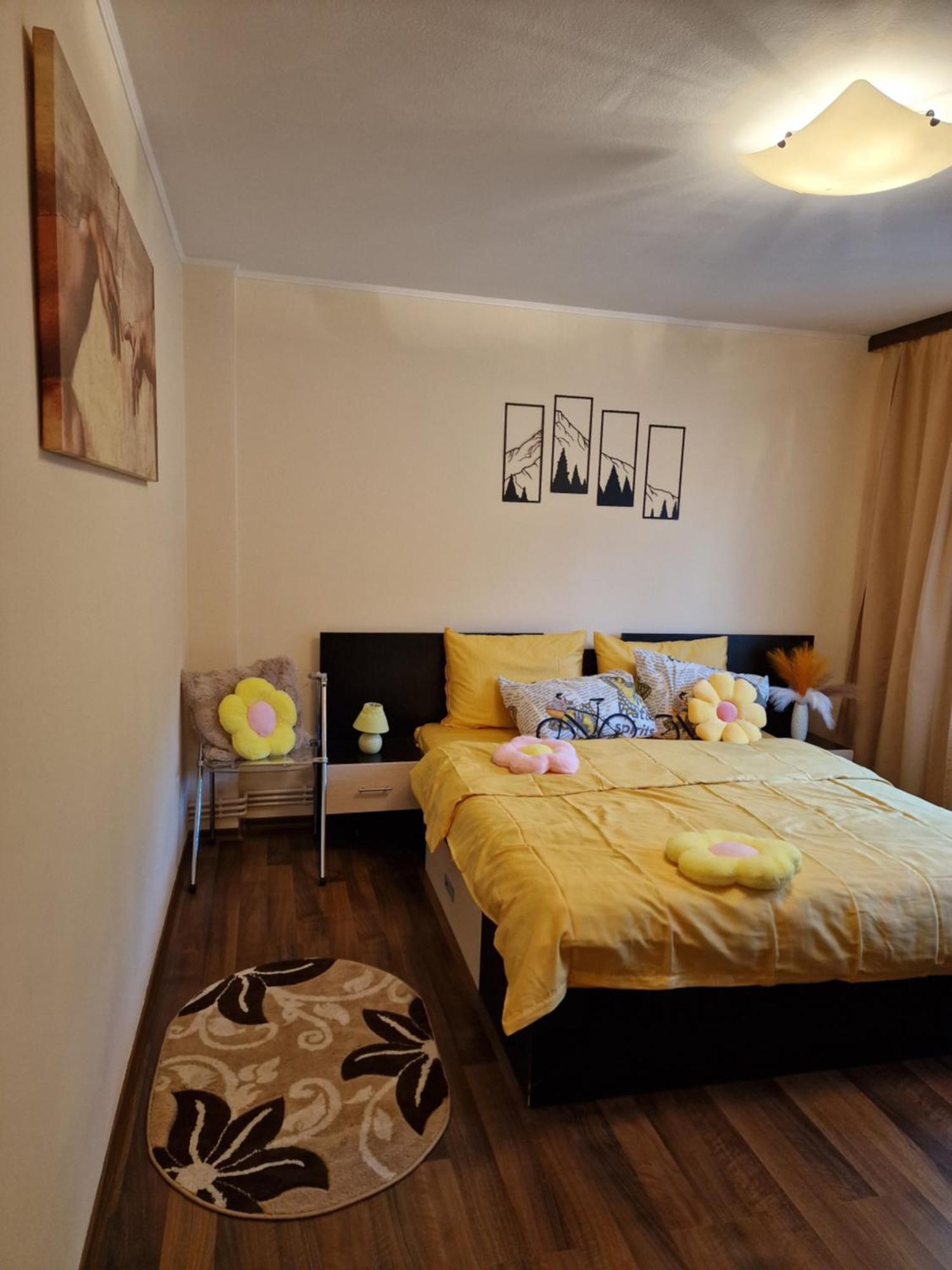 Apartament Red & Yellow Slanic Moldova Bilik gambar